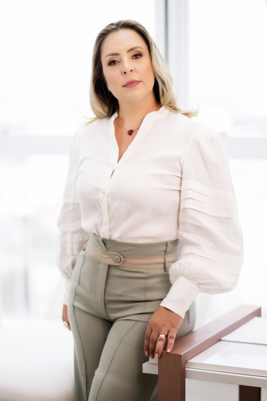 Dra. Ionne Darlen — cirurgiã responsável pela blefaroplastia